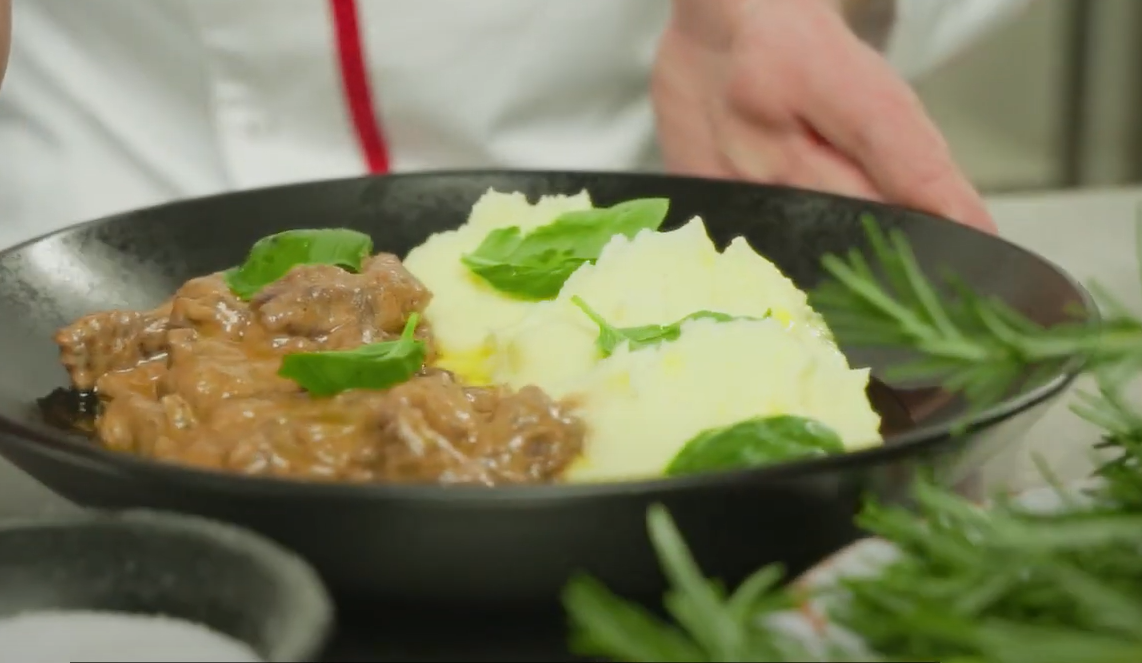 Бефстроганов з картопляним пюре