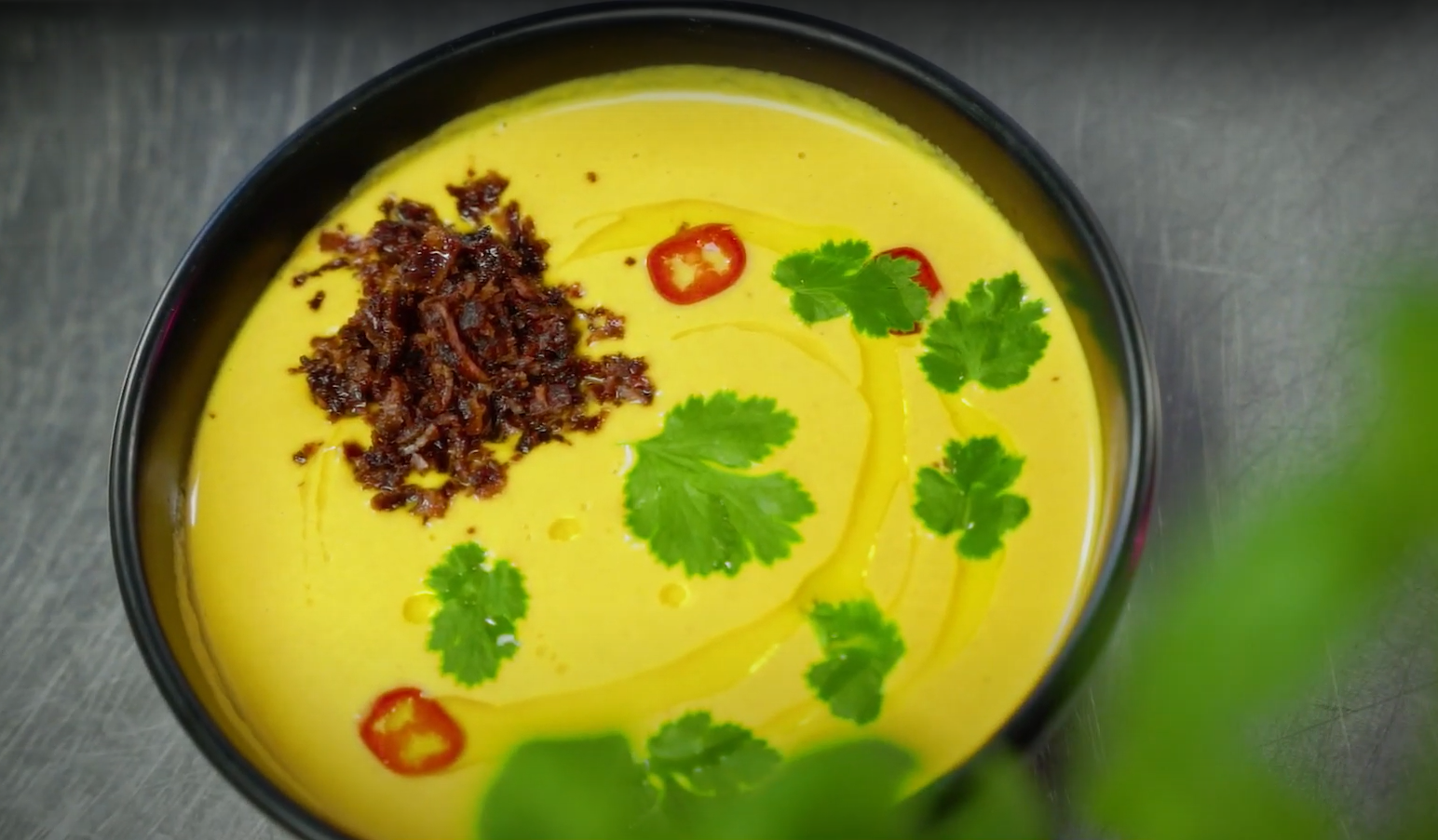 Гарбузовий суп з чіпсами з бекону