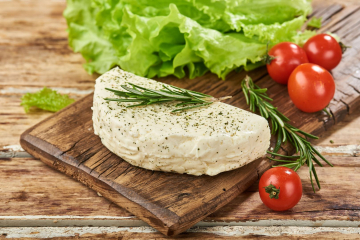 Сир м’який “Адигейський з зеленню” ТМ “Mlekovita”