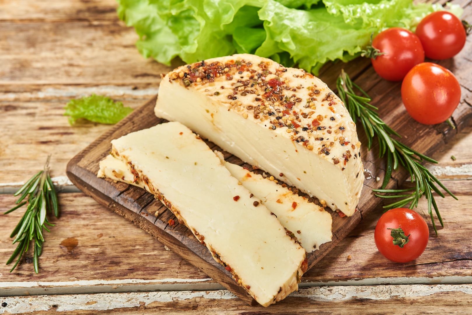 Сир розсільний “Халумі з прянощами” ТМ “Маршалок”